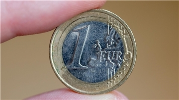 Der Euro profitiert aktuell von einer Dollar-Schwäche. Die US-Währung geriet nach der Veröffentlichung des US-Arbeitsmarktberichts für Juni unter Druck.