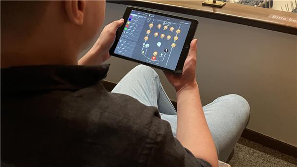 Ein Mann mit einem Tablet in der Hand. 