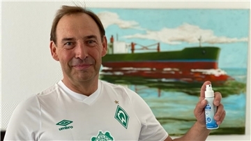 Der Ex-Bremerhavener Frank Becker ist mit seinem Schuh- und Lederpflegeunternehmen in Berlin in die Produktion von Desinfektionsmitteln eingestiegen.