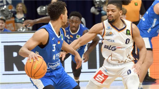 Der Ex-Bremerhavener Garai Zeeb (links), hier beim Spiel in der Stadthalle gegen Aaron Cook von den Eisbären, hat den Einzug ins ProA-Playoff-Finale geschafft. 