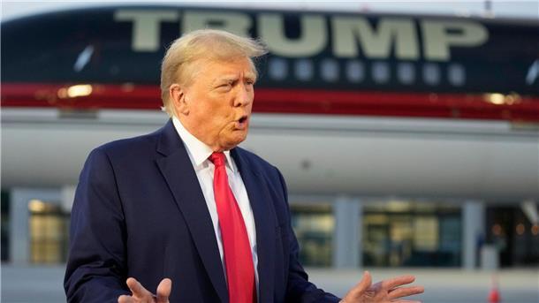 Trump nutzt Polizeifoto für Wahlkampf Der Ex-Präsident Donald Trump hat einen Beitrag bei der Twitter-Nachfolgeplattform X gepostet.