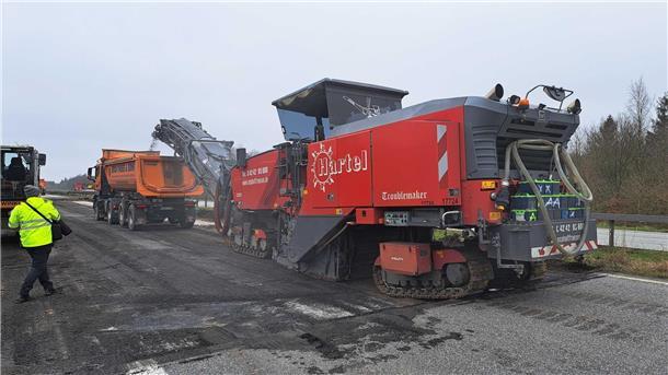 A27-Update: Neues Gerät im Einsatz - So sollen die Arbeiten schneller vorankommen Der Fahrbahnbelag der A27 wird abgetragen.