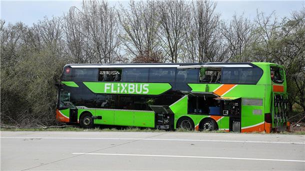Der Fahrer des auf der A9 verunglückten Busses soll nach Angaben des Busunternehmens alle Lenk- und Ruhezeiten eingehalten haben.