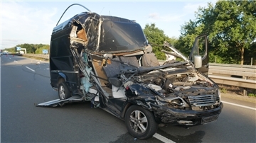 Der Fahrer des Transporters wurde nur leicht verletzt und ins Krankenhaus gebracht.