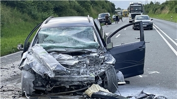 Autowrack auf der Bundesstraße in Stadland