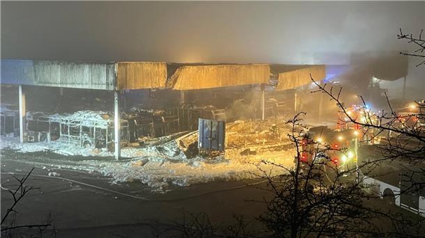 Großfeuer in Sittensen: Polizei geht jetzt von Brandstiftung aus Der Fahrzeugunterstand und die Busse wurden bei dem Großfeuer völlig zerstört.