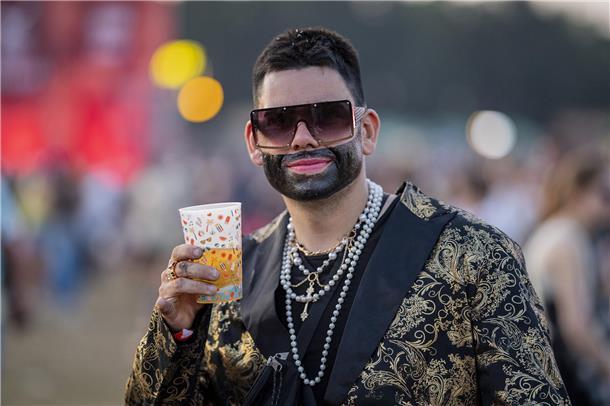 Der fake Bärtige.