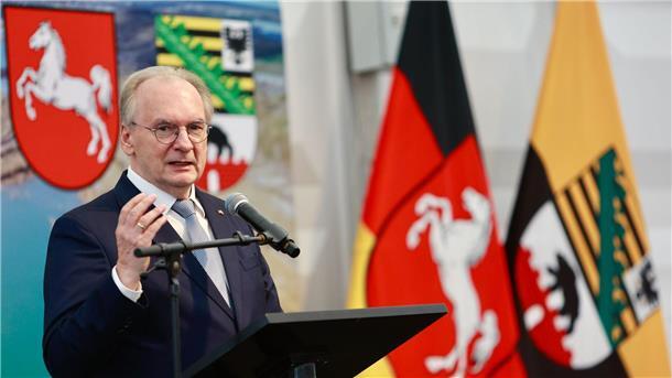Haseloff und Weil gedenken Grenzöffnung „Der Fall der Mauer und die Deutsche Einheit zählen zu den glücklichsten Momenten der deutschen Geschichte des 20. Jahrhunderts“, sagte Sachsen-Anhalts Ministerpräsident Reiner Haseloff.
