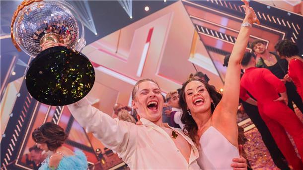 „Du hast es gekillt!“: Gabriel Kelly gewinnt „Let’s Dance“ Der Favorit Gabriel Kelly, Sänger, freut sich mit Tanzpartnerin Malika Dzumaev über den Sieg und den Titel „Dancing Star 2024“.