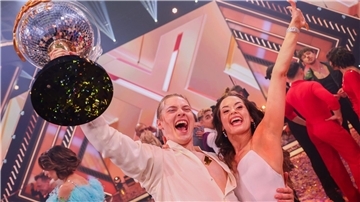Der Favorit Gabriel Kelly, Sänger, freut sich mit Tanzpartnerin Malika Dzumaev über den Sieg und den Titel „Dancing Star 2024“.
