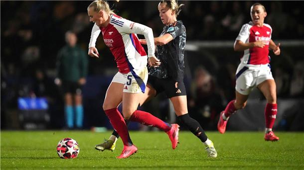 Champions League: Bayern-Frauen verspielen Gruppensieg Der FC Bayern München um Giulia Gwinn (r) musste sich dem WFC Arsenal geschlagen geben und verpasste damit den Gruppensieg.