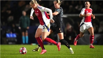 Der FC Bayern München um Giulia Gwinn (r) musste sich dem WFC Arsenal geschlagen geben und verpasste damit den Gruppensieg.