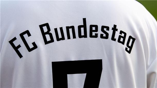 FC Bundestag will keine AfD-Mitglieder mehr aufnehmen Der FC Bundestag ist die parteiübergreifende Fußballmannschaft im Deutschen Bundestag.