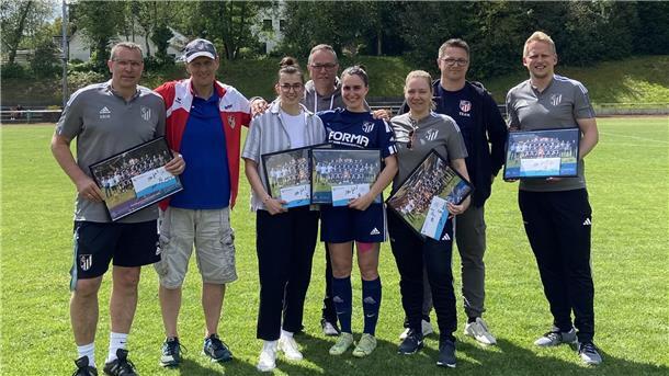 Der FC Geestland verabschiedete Trainerteam und einige Spielerinnen. Das Foto zeigt (von links) Erik Wittpenn, Norbert Lenga, Mareike Schröder, Jörg Schröder, Jennifer Novakovskij, Jasmin Hildebrandt, Bernd Hildebrandt und Joshua von Glahn. Es fehlen Henrike Harbers und Nicole Manakov.