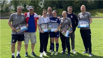 Der FC Geestland verabschiedete Trainerteam und einige Spielerinnen. Das Foto zeigt (von links) Erik Wittpenn, Norbert Lenga, Mareike Schröder, Jörg Schröder, Jennifer Novakovskij, Jasmin Hildebrandt, Bernd Hildebrandt und Joshua von Glahn. Es fehlen Henrike Harbers und Nicole Manakov.