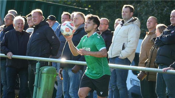 Fußballer Dennis Piatek vom FC Hagen/Utlede bei einem Einwurf.
