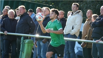 Fußballer Dennis Piatek vom FC Hagen/Utlede bei einem Einwurf.