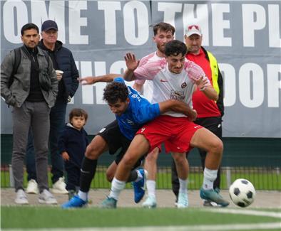 Der FC Sparta will mit Rami Haji (weißes Trikot), im Zweikampf gegen den Surheider Egzon Sula, den vierten Sieg in Folge einspielen.