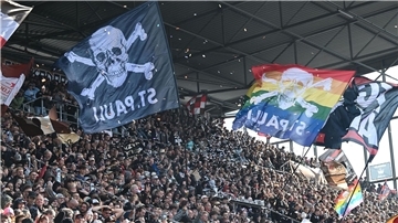 Flaschenwürfe und Verletzte: Platzverweis für 200 Pauli-Fans Der FC St. Pauli spielt am Wochenende in Frankfurt.