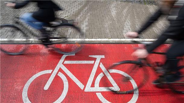 Der FDP-Vize will Fahrrad- und Autoverkehr baulich voneinander trennen.