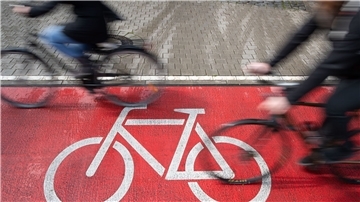 Der FDP-Vize will Fahrrad- und Autoverkehr baulich voneinander trennen.