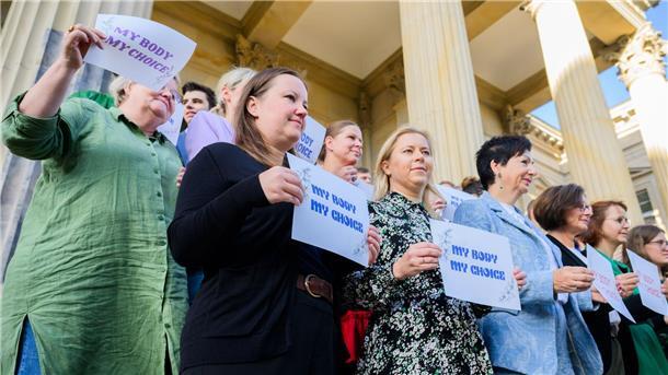 Rot-Grün für mehr Selbstbestimmung bei Schwangerschaften Der feministische Slogan „My body my choice“ heißt übersetzt „Mein Körper meine Entscheidung“.