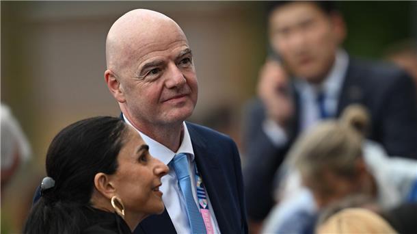 Saudi-Arabien übergibt WM-Unterlagen an die FIFA Der FIFA-Präsident Gianni Infantino hat die Bewerbungsdossiers für die Endrunden 2030 und 2034 entgegengenommen.