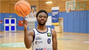 Der filigrane Umgang mit dem Ball zeichnet Elijah Miller aus. Für den Kanadier sind die Eisbären die zweite Station in Europa.