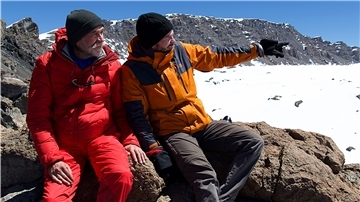 Der Film „Mein Vater, mein Sohn und der Kilimandscharo“ zieht in den Bann, liefert großartige Bilder, spart dabei Bedenkliches wie den Massentourismus nicht aus und vermittelt doch tiefe Emotionen einer doppelten Vater-Sohn-Beziehung.