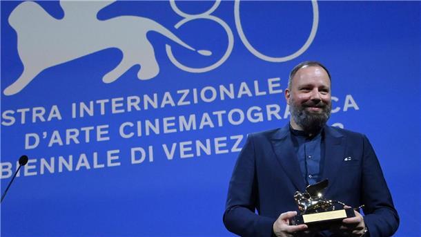 Goldener Löwe für „Poor Things“ von Giorgos Lanthimos Der Filmregisseur aus Griechenland mit dem Goldenen Löwen für den besten Film „Poor Things“: Giorgos Lanthimos.