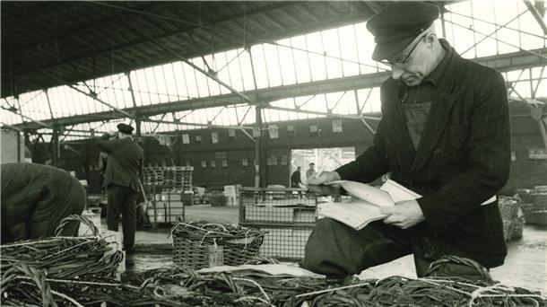 Der Fischbahnhof mit seinen Laderampen. An jedem Gleis war der Bestimmungsort angegeben wie Frankfurt oder München.