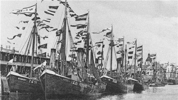 Der Fischereihafen Geestemünde mit geflaggter Flotte zwischen 1907 und 1914 aufgenommen. Auf der linken Seite die Wurthmann-Fischdampfer „Herbert“, „Paul“ und „Eva“. Damals gehörten die Schiffe schon zur Norddeutschen Hochseefischerei AG.