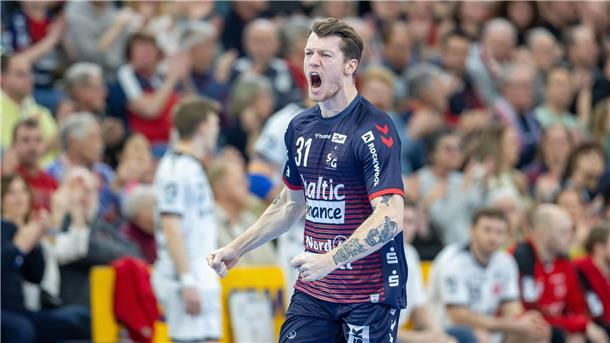 Flensburg gewinnt das Spitzenspiel gegen die MT Melsungen Der Flensburger Emil Jakobsen freut sich über einen Treffer.