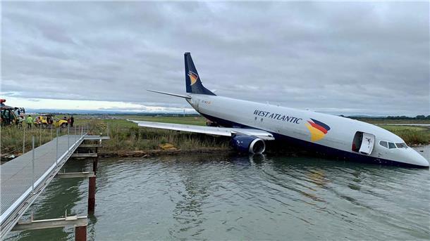 Montpellier: Flugzeug landet mit der Nase im Wasser Der Flieger der West Atlantic Airline ist bei der nächtlichen Landung über die Landebahn hinausgeschossen.