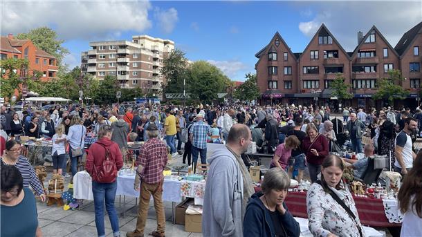 Ein Blick auf den Flohmarkt in der Nordenhamer Innenstadt. 