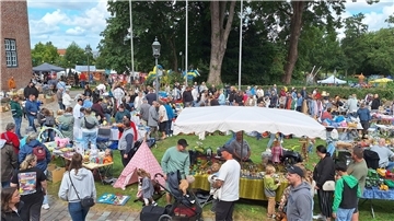 Der Flohmarkt rund um die Burg Bederkesa war ein voller Erfolg für Anbieter und Schnäppchenjäger.