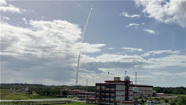 Der Flug der Rakete dauert knapp drei Stunden.