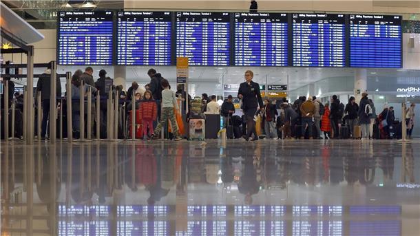 Der Flugbetrieb in München kommt wegen Eisregens erneut zum Erliegen.