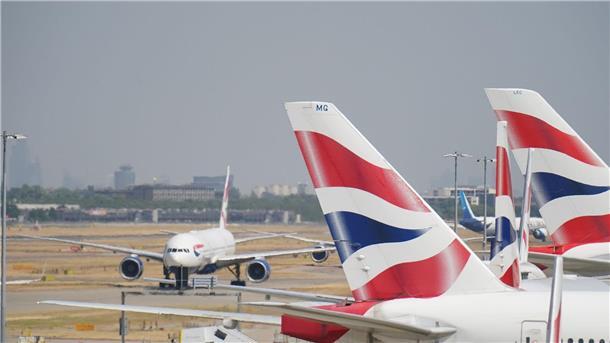 Lange Schlangen an britischen Flughäfen Der Flughafen Heathrow ist von technischen Problemen betroffen.