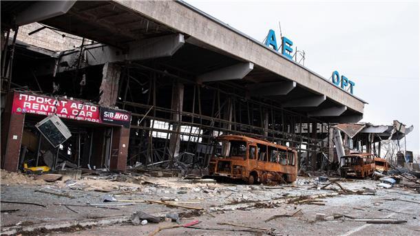 Krieg gegen die Ukraine: So ist die Lage Der Flughafen von Cherson - ein Trümmerfeld.