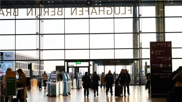 Fünf Jahre BER – Wie läuft es am Hauptstadtflughafen heute? Der Flughafen wurde aufgrund von Fehlplanungen und Bauproblemen mit neun Jahren Verspätung eröffnet.