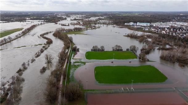 Der Fluß Lippe ist über das Ufer getreten und hat zwei Fußballplätze in Lippstadt mit Wasser umspült.