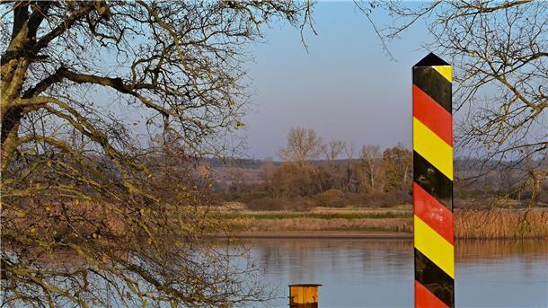 Der Fluss Oder verläuft an der deutsch-polnischen Grenze.