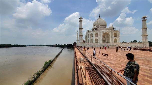 Der Fluss Yamuna ist bis an den Rand des Taj Mahal angeschwollen.