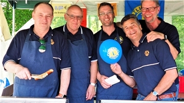 Der Förderverein des Lions-Clubs Langen-Pipinburg ist auch wiedermit einem Stand beim Bahnsteigfest vertreten.