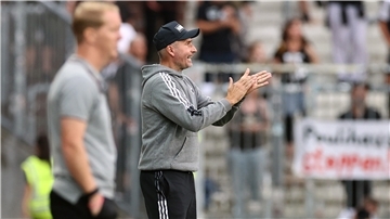 Der Fokus der Öffentlichkeit liegt beim Hamburger Derby diesmal mehr auf HSV-Trainer Tim Walter als auf St. Paulis Trainer Timo Schultz (links, schließlich geht der HSV als Tabellenführer in die Partie.
