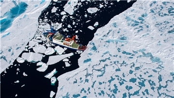 Der Forschungseisbrecher „Polarstern“ treibt für Forschungsarbeiten in der Arktis. Dort soll es auch bei der aktuellen Expedition wieder hingehen. 