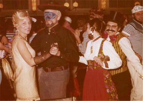 Mit Maske und Pappnase: Karnvelsspaß in Nordenham und Butjadingen Der Fotograf als Cowboy: Fritz Frerichs beim Maskenball in der Friedeburg 1972.