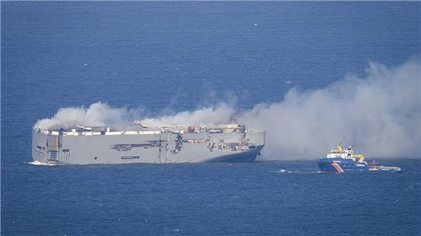 Nach Großbrand von Autofrachter: Ladungs-Bergung schwierig Der Frachter „Fremantle Highway“ brennt in der Nordsee oberhalb von Ameland.
