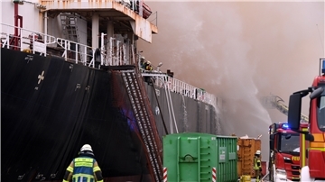 Der Frachter „Lascombes“ hat Holz geladen, liegt seit bald zwei Wochen im Hafen, um die Ladung an Land zu bringen.